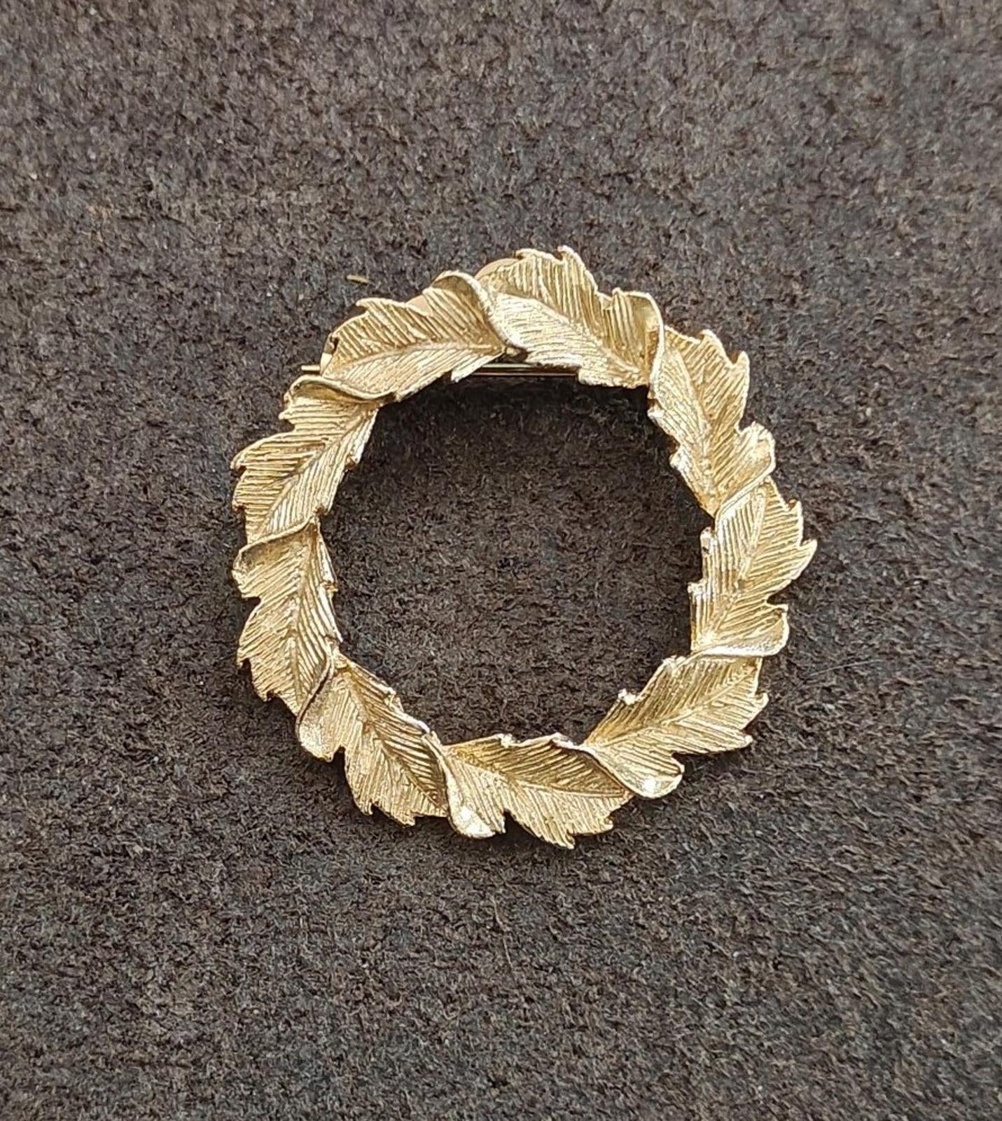 1980s Gold Tone Signed Gerry's Textured Leaf Wreath Brooch