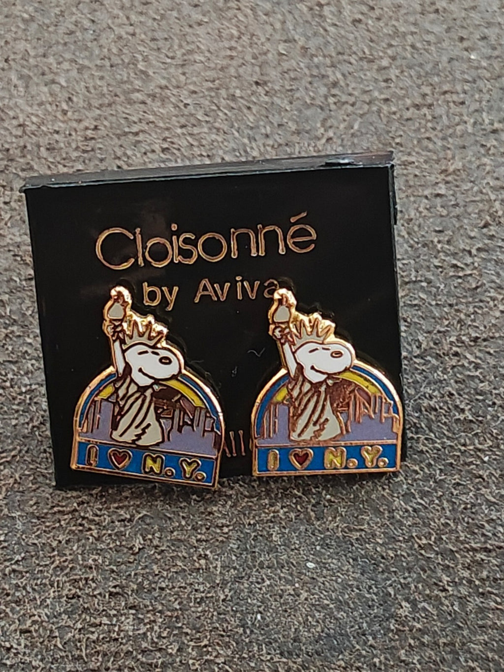 1970s Peanuts Snoopy " I Love N.Y. Gold Tone Cloisonné Stud Enamel Earrings New