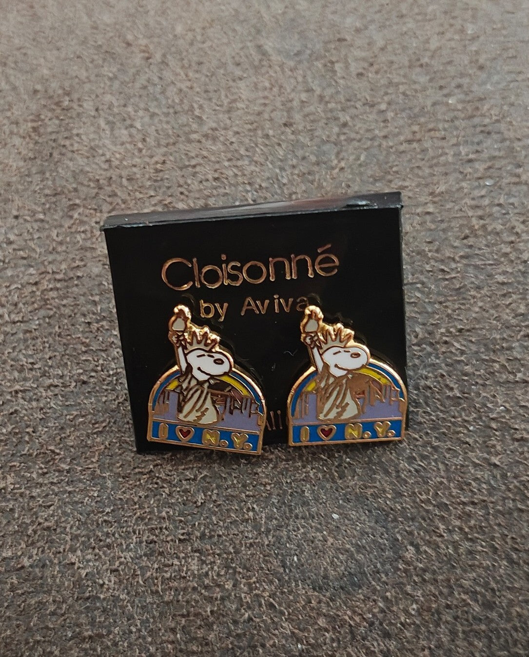1970s Peanuts Snoopy " I Love N.Y. Gold Tone Cloisonné Stud Enamel Earrings New