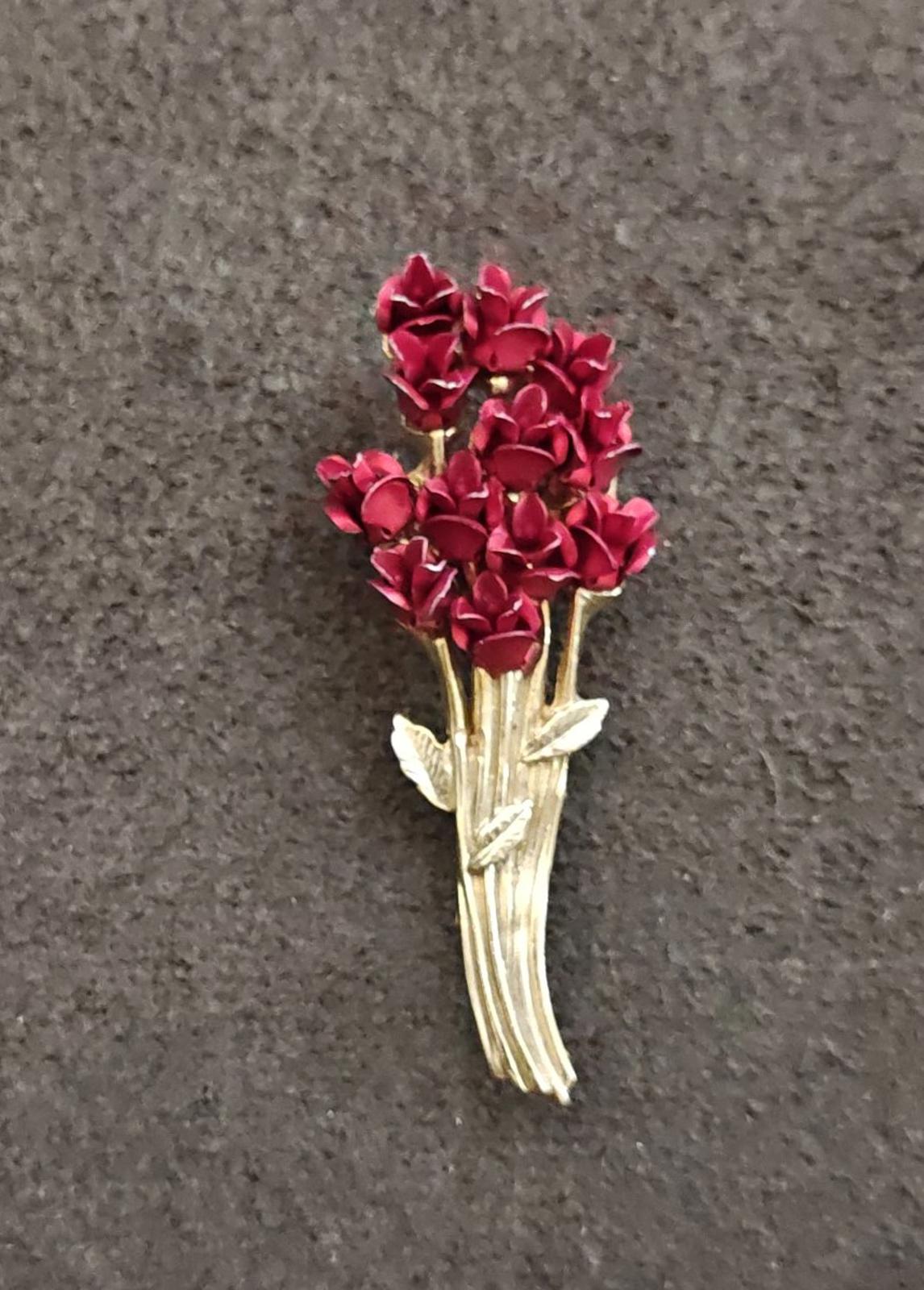 1997 Red Rose Bouquet Gold Tone Brooch Marked DM97