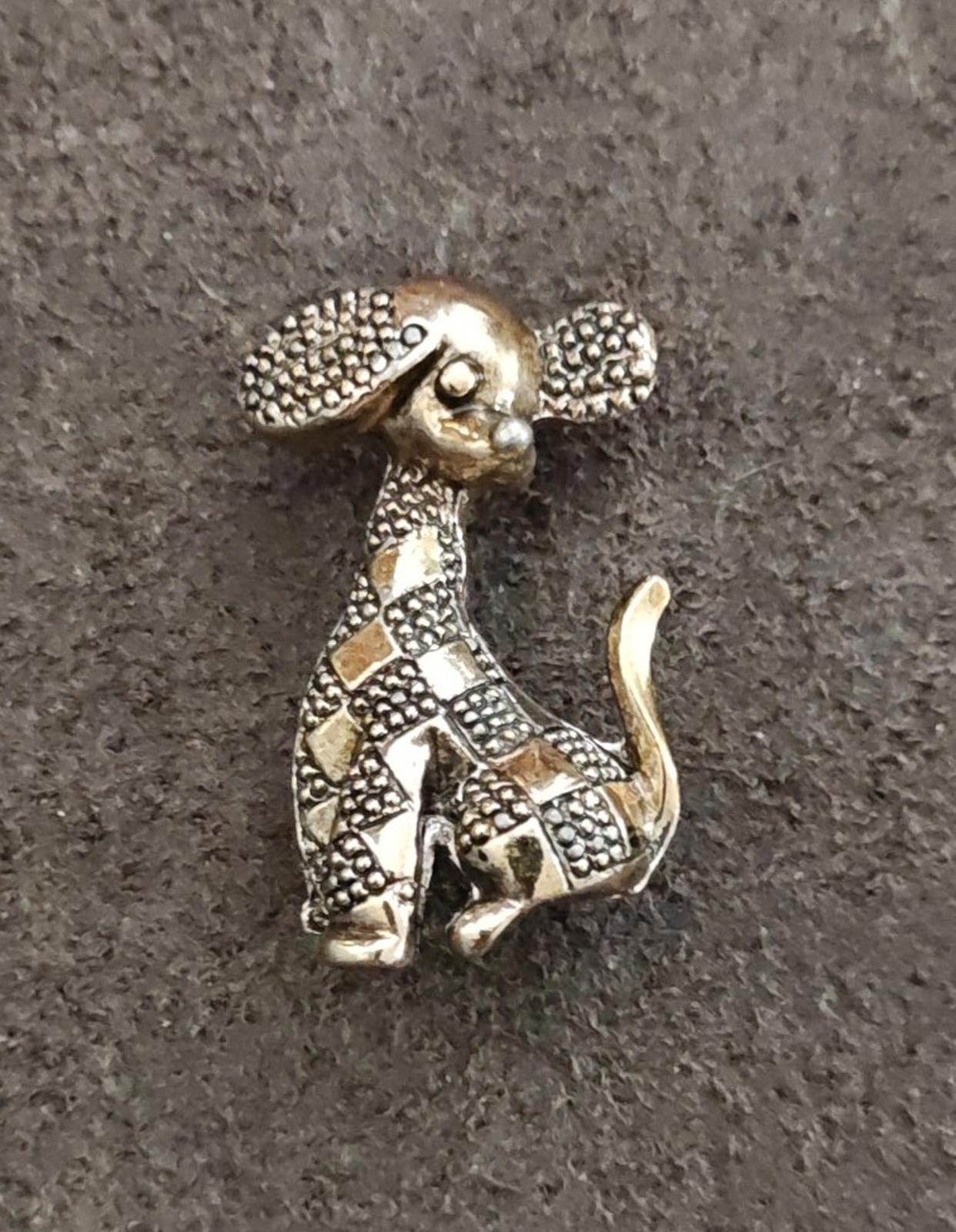 1950s/60s Textured Gold Tone Patchwork Dog Brooch