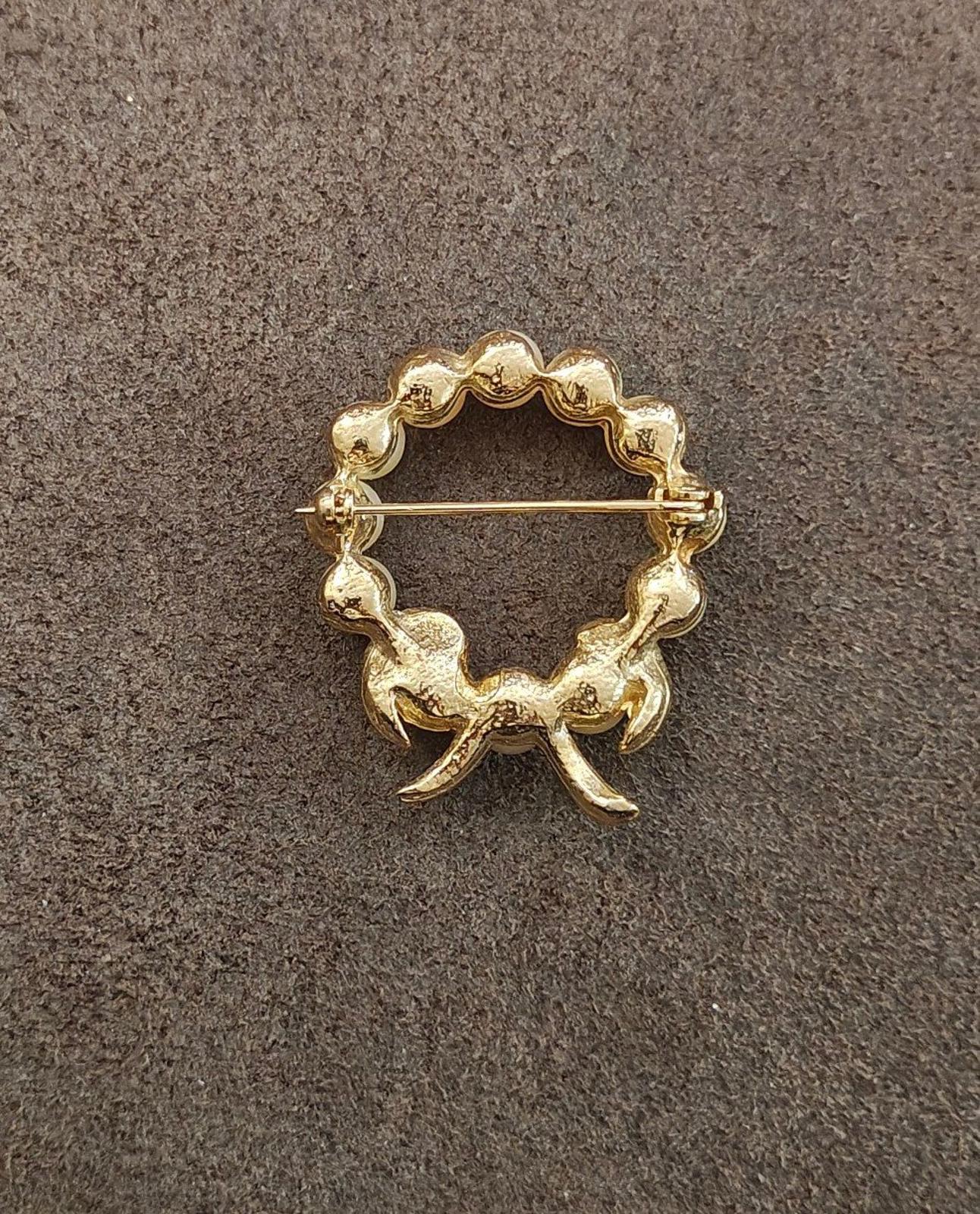 1960s Faux Pearls and Clear Rhinestones Wreath Bow Gold Tone Brooch Pin