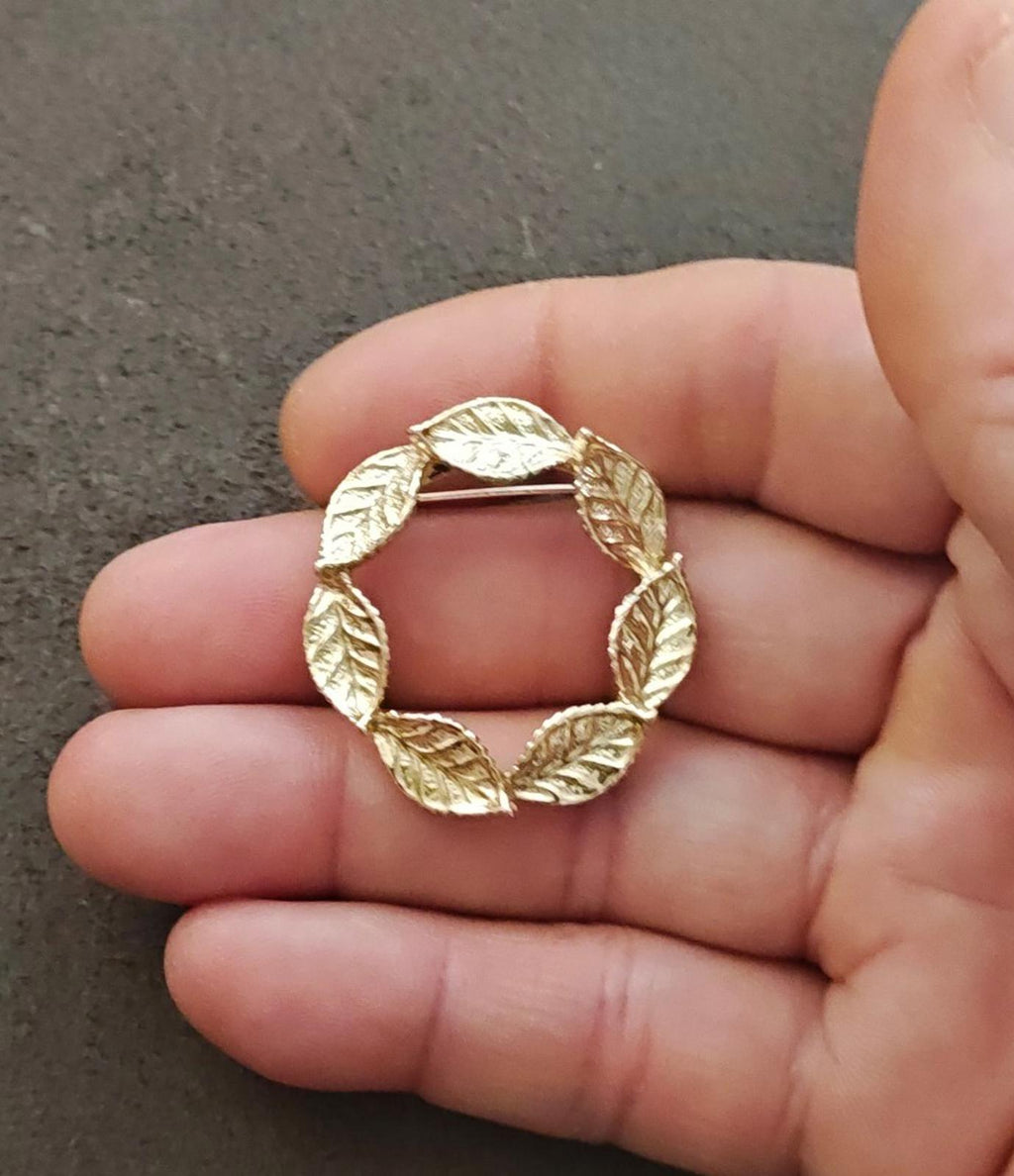 1960s Gerry's Gold Tone Textured Leaf Wreath Brooch