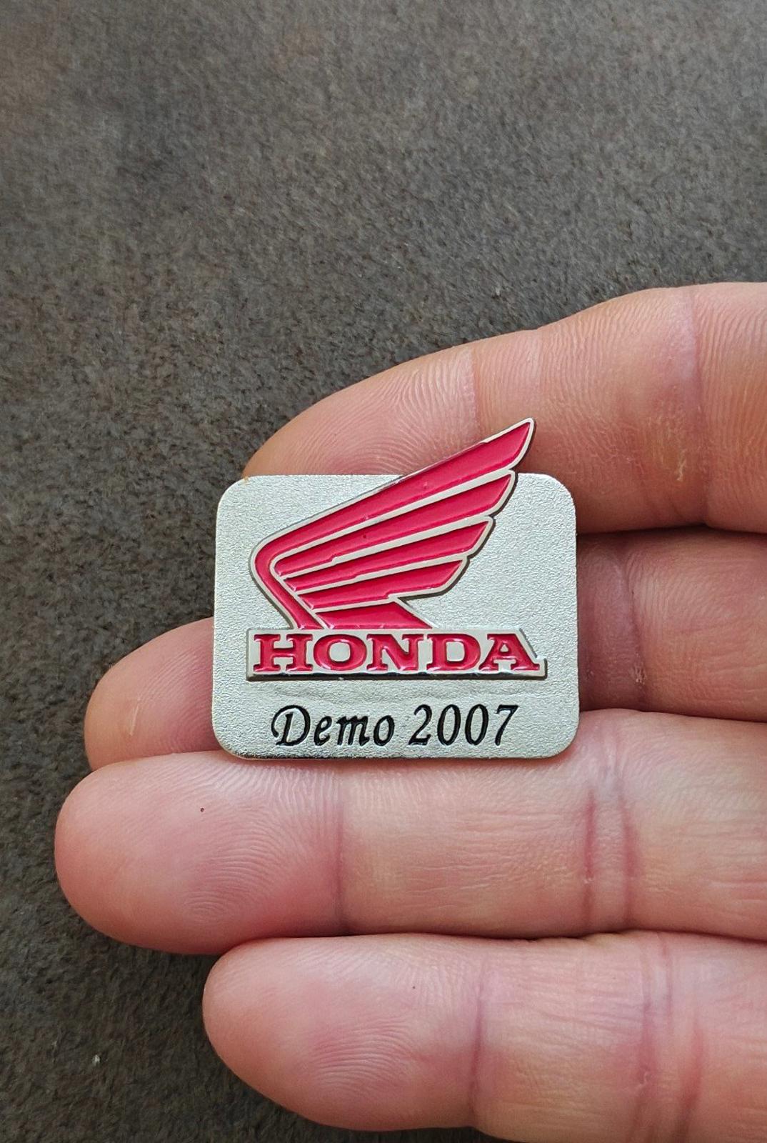 Silver-tone Honda Demo 2007 enamel pin close-up with red wing and “Demo 2007”