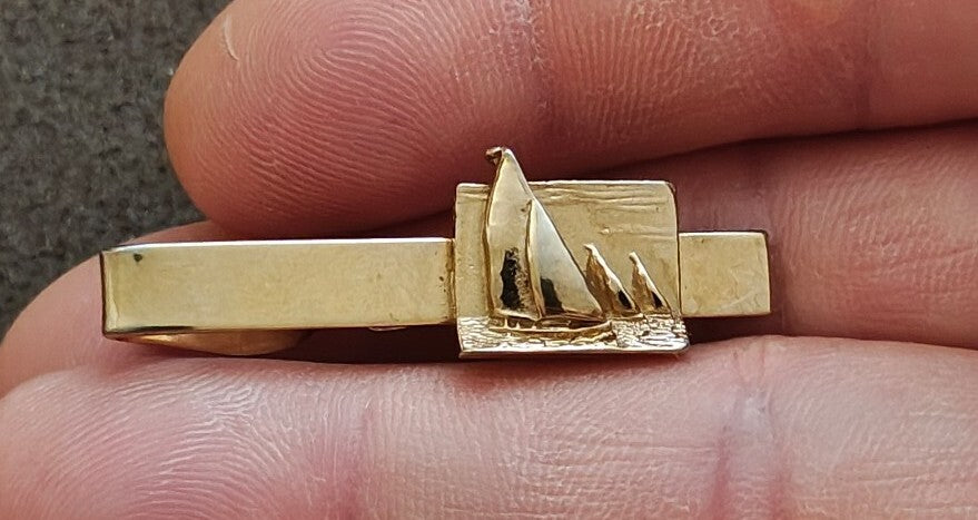 1950s/60s Classic Nautical Elegance Gold Tone Sailboat Tie Bar Clip