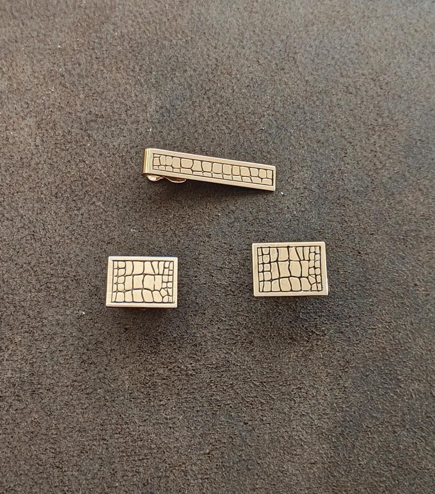 1960s Swank Lizard or Alligator Design Gold Tone Metal Cufflinks and Tie Bar Set