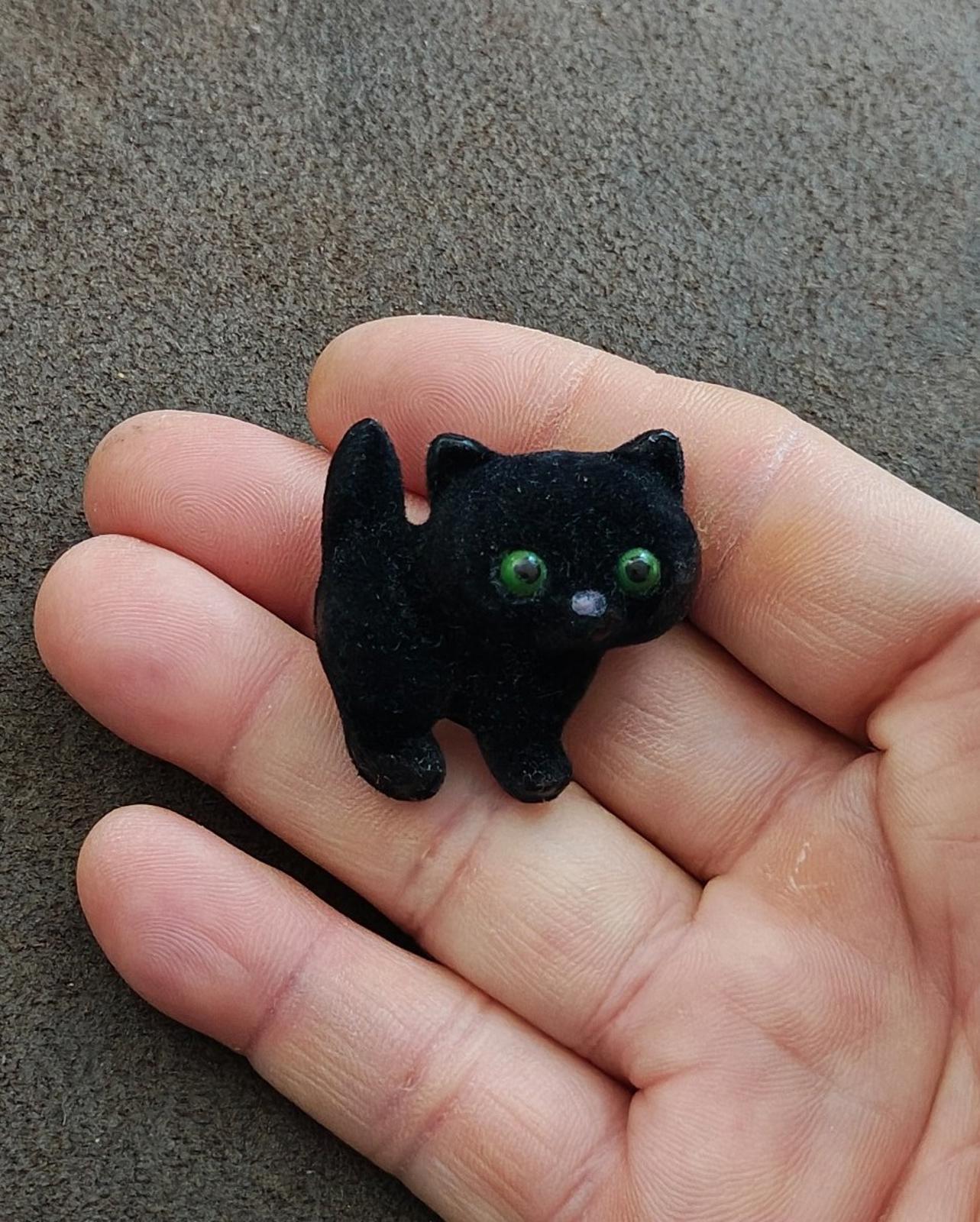 1982 Hallmark Halloween Flocked Fuzzy Black Cat Brooch