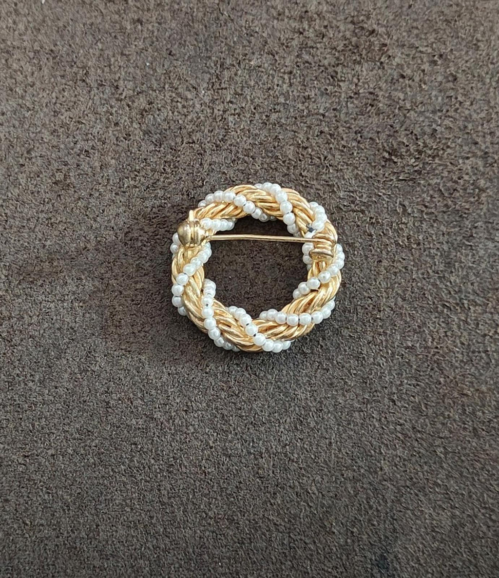 Gold-tone circular brooch pin with twisted rope braid and faux pearl beads