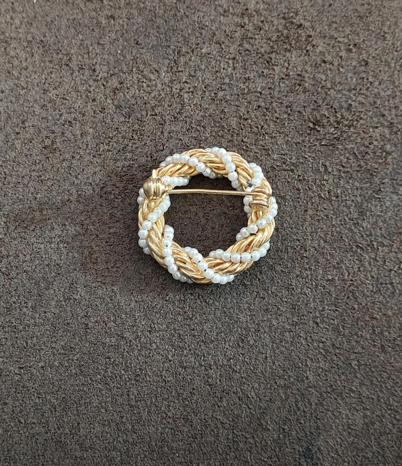 1960s/70s Gold Tone Twisted Rope Braided With Faux Pearls Circle Brooch
