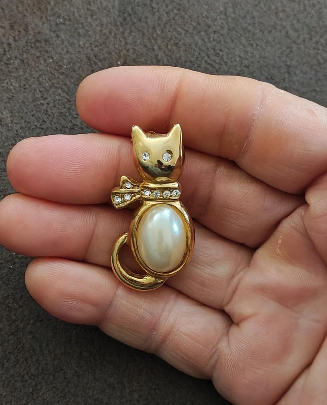 1980s Jelly Belly Cat  Gold Tone Brooch With Large Faux Pearl and Rhinestones