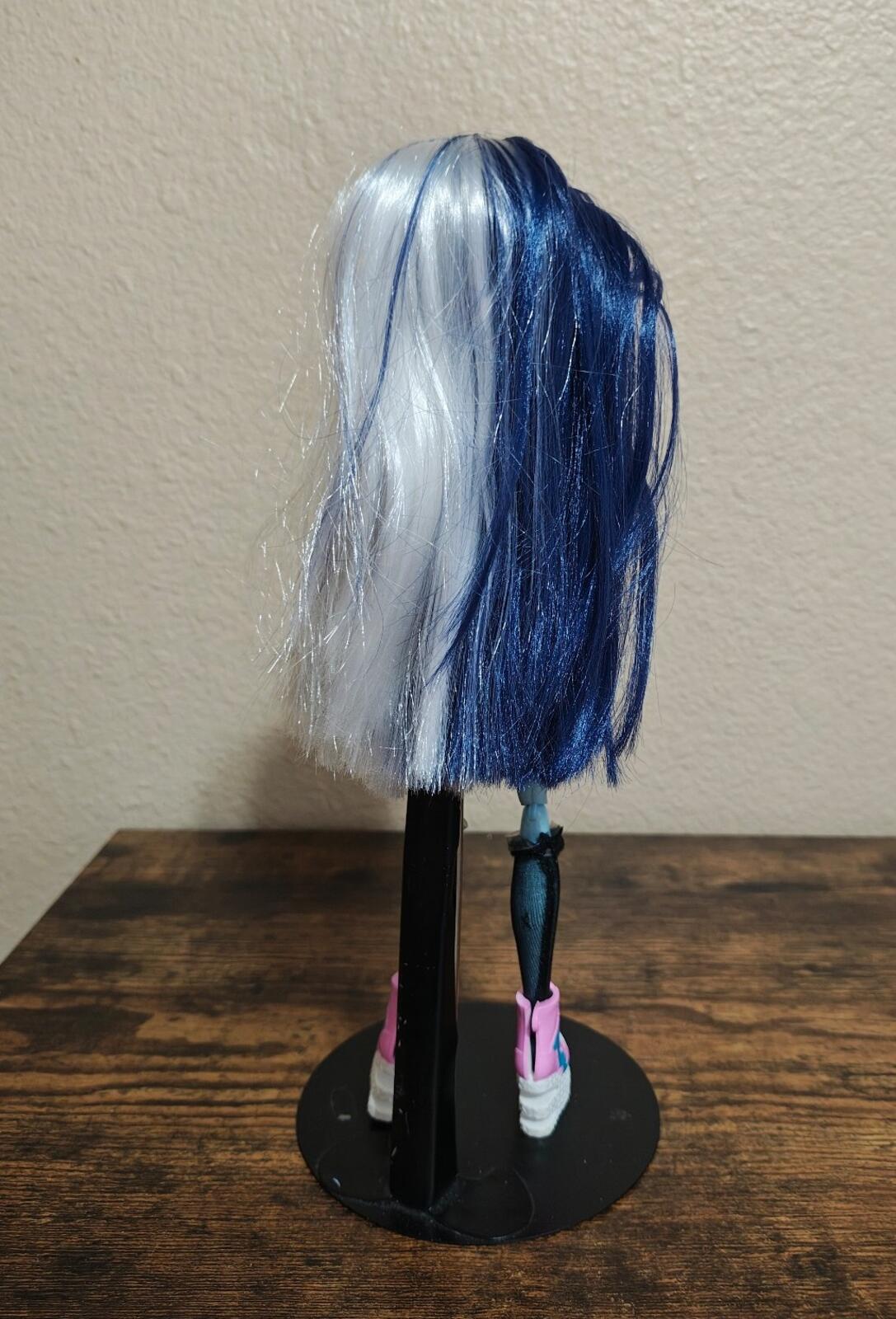 2010 Monster High Abbey Bominable Zombie Doll With Blue Outfit.