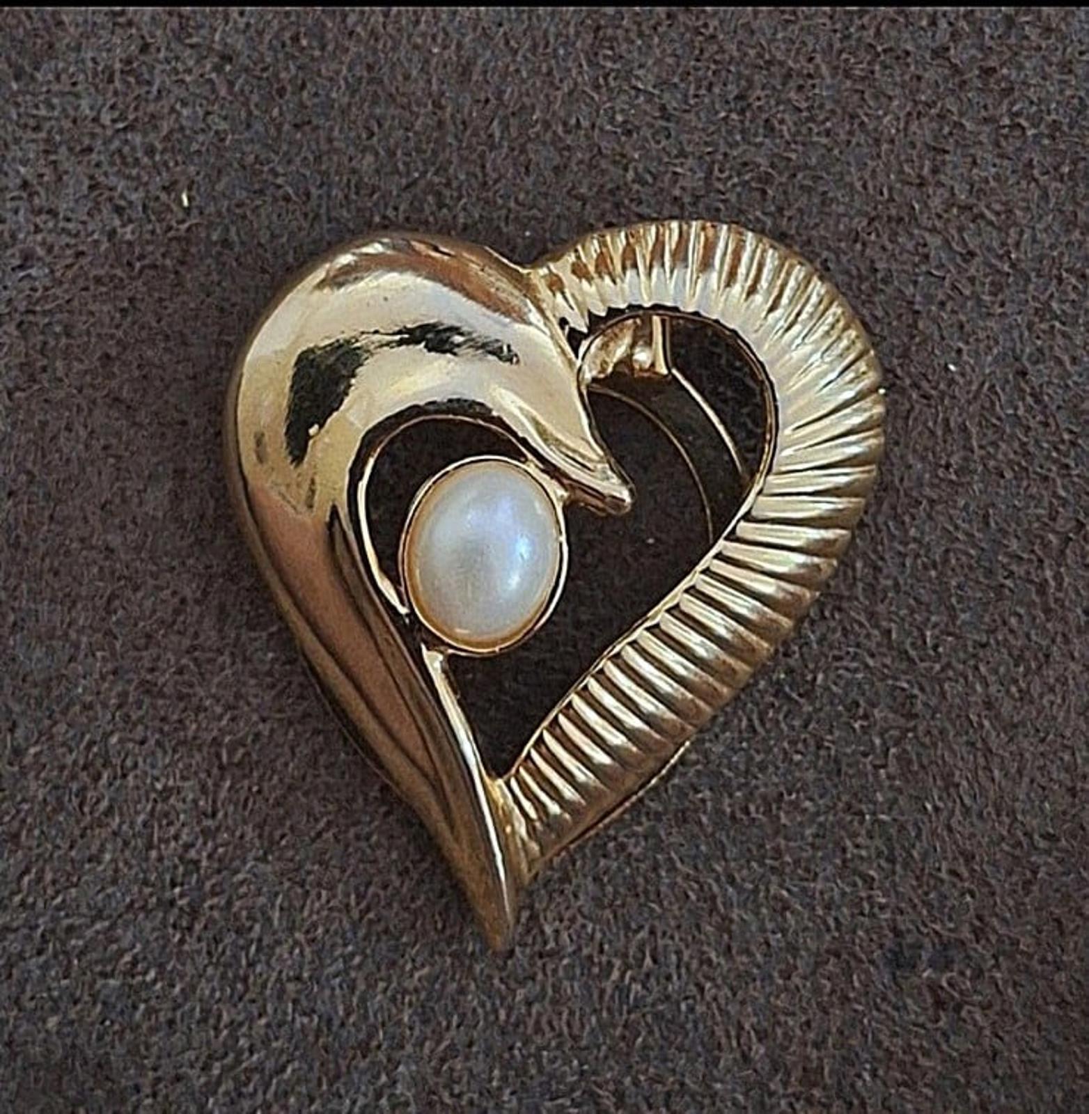 Gold tone heart scarf clip featuring a round faux pearl and hinged clasp