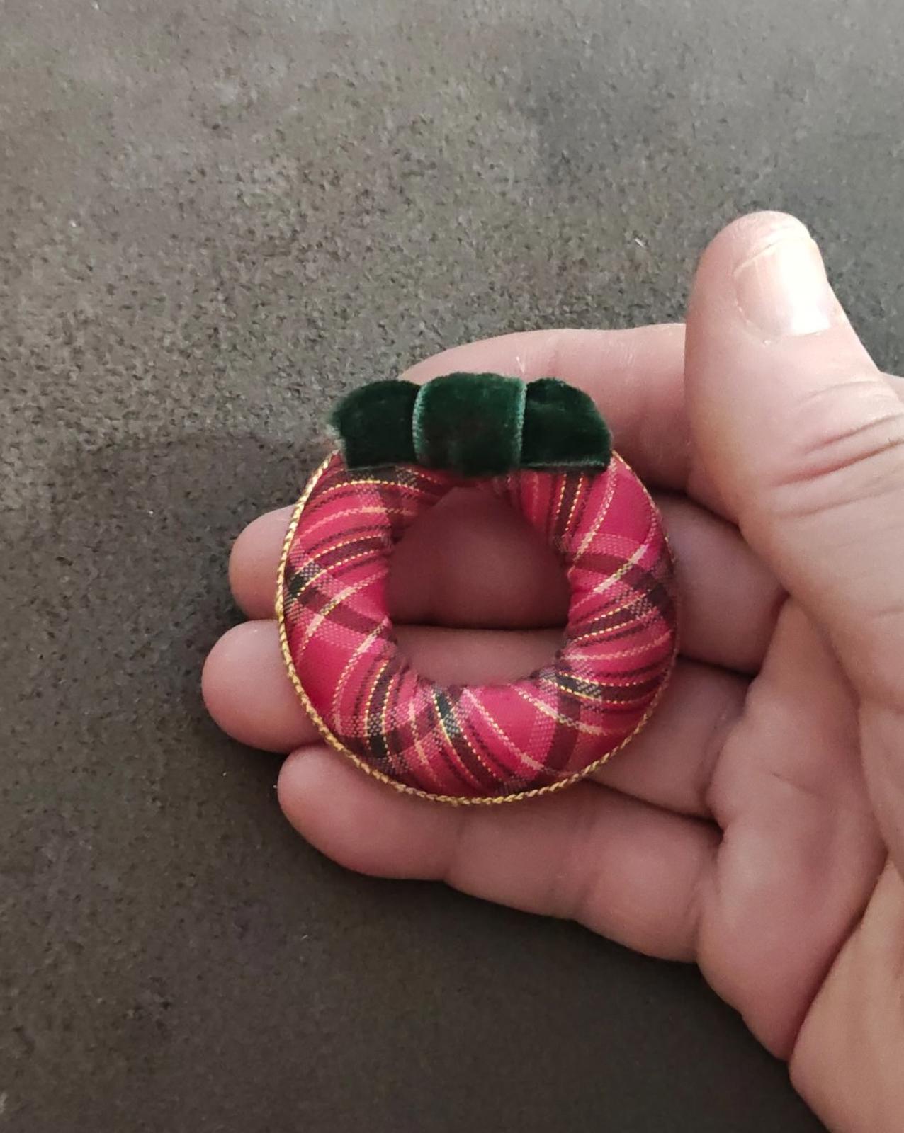 1984 Avon Red Plaid Holiday Christmas Wreath Brooch
