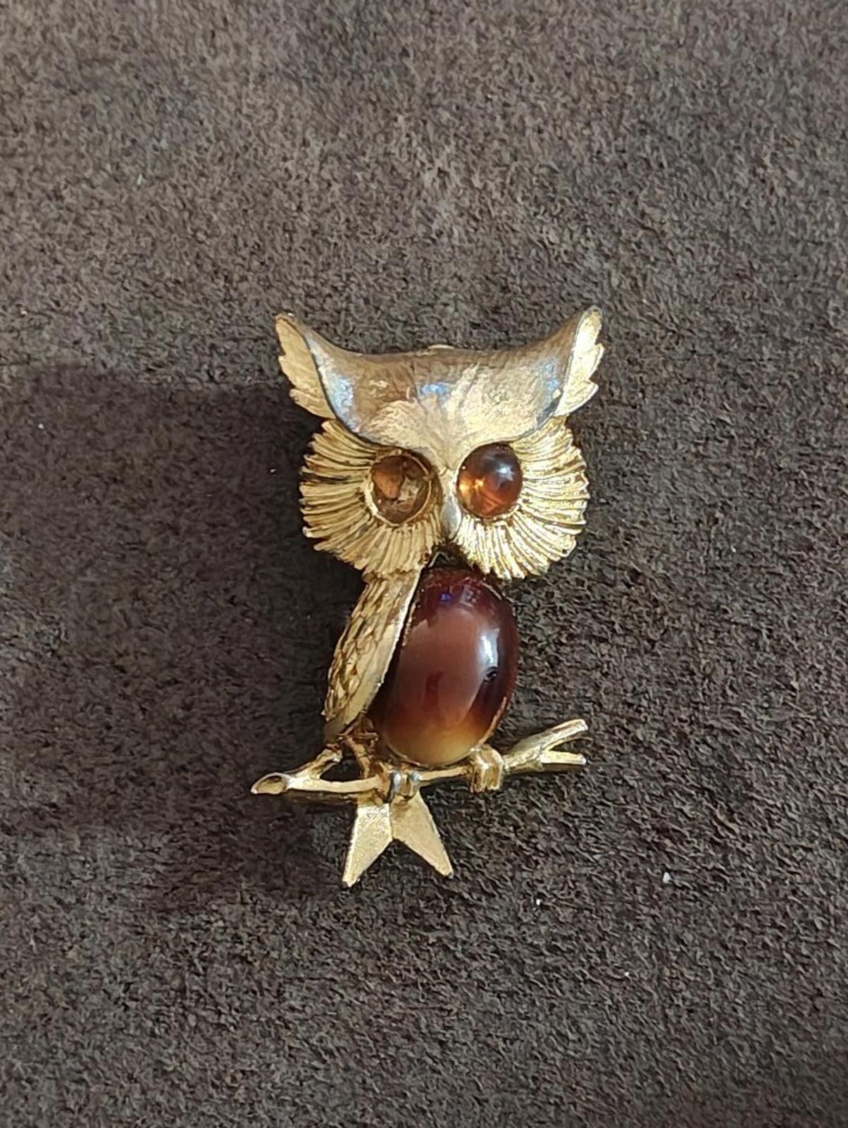 1960s Vintage Jelly Belly Gold Tone Brown Cabochon Owl Pin