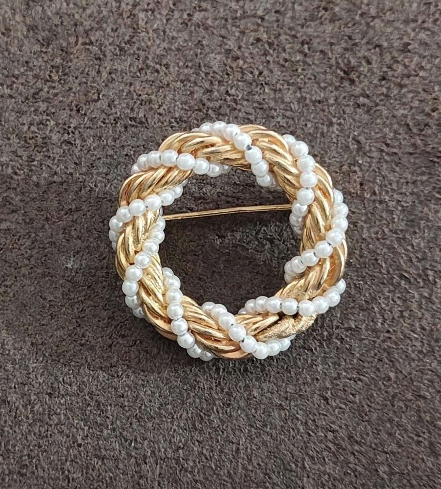 1960s/70s Gold Tone Twisted Rope Braided With Faux Pearls Circle Brooch