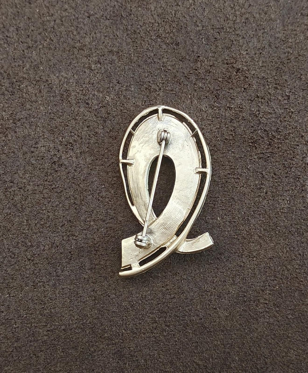 Gold-tone oval abstract brooch pin with textured back plate and faux pearl accent