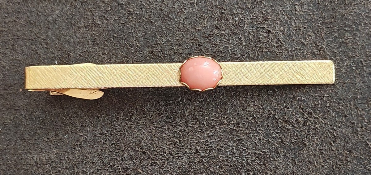 1950s/60s Gold Tone Tie Bar Clip With Oval Salmon Pink Coral Cabochon Stone