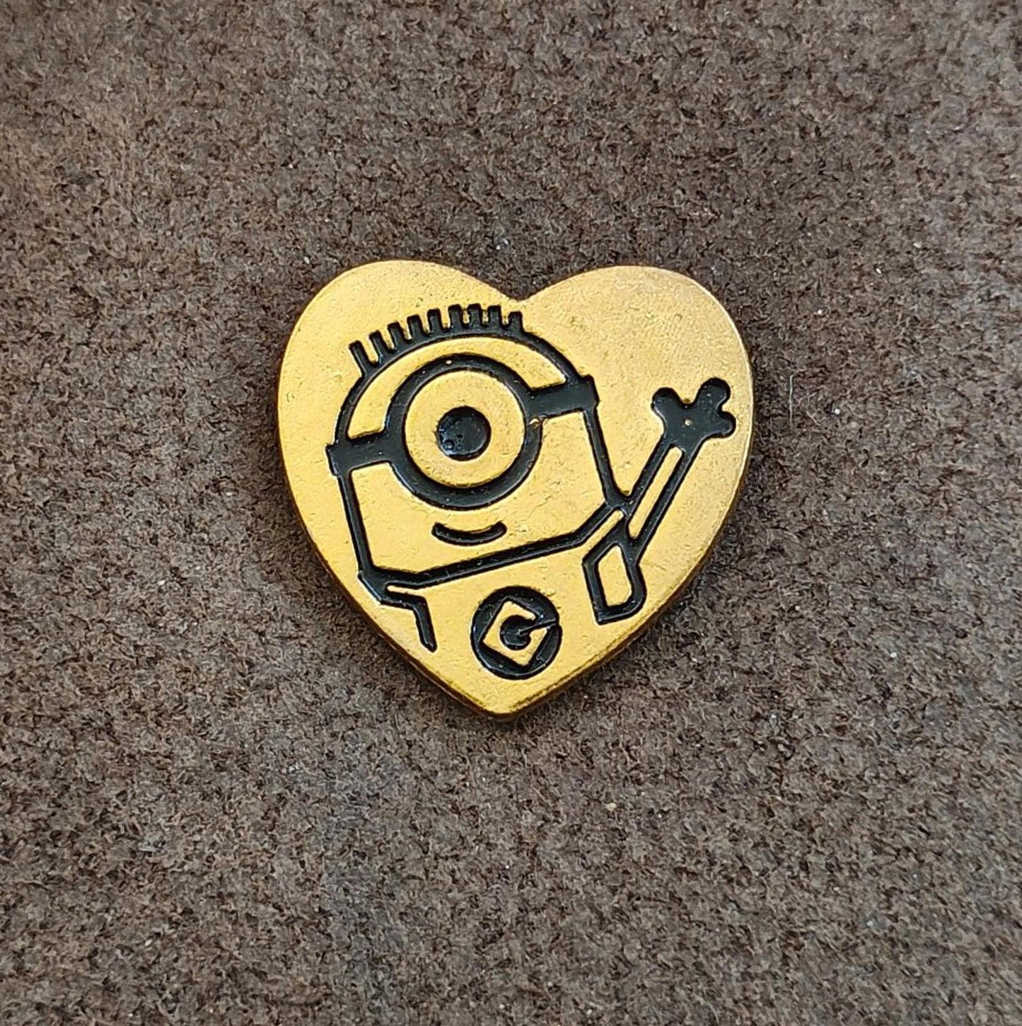 2014 Universal Studios "Variety-The Children's Charity" Gold Heart Minion Pin