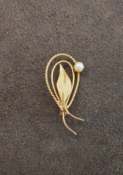 Gold tone leaf brooch with faux pearl top and twisted rope border