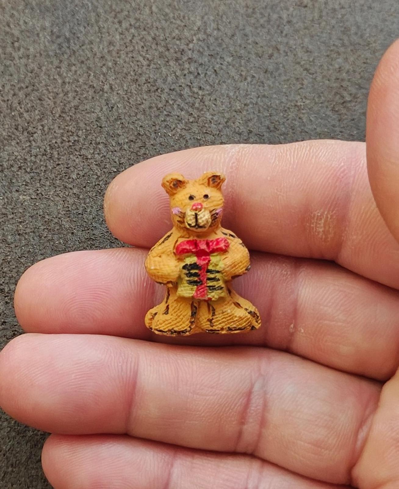 1980s Handpainted Textured Cat Holding a Christmas Present Brooch