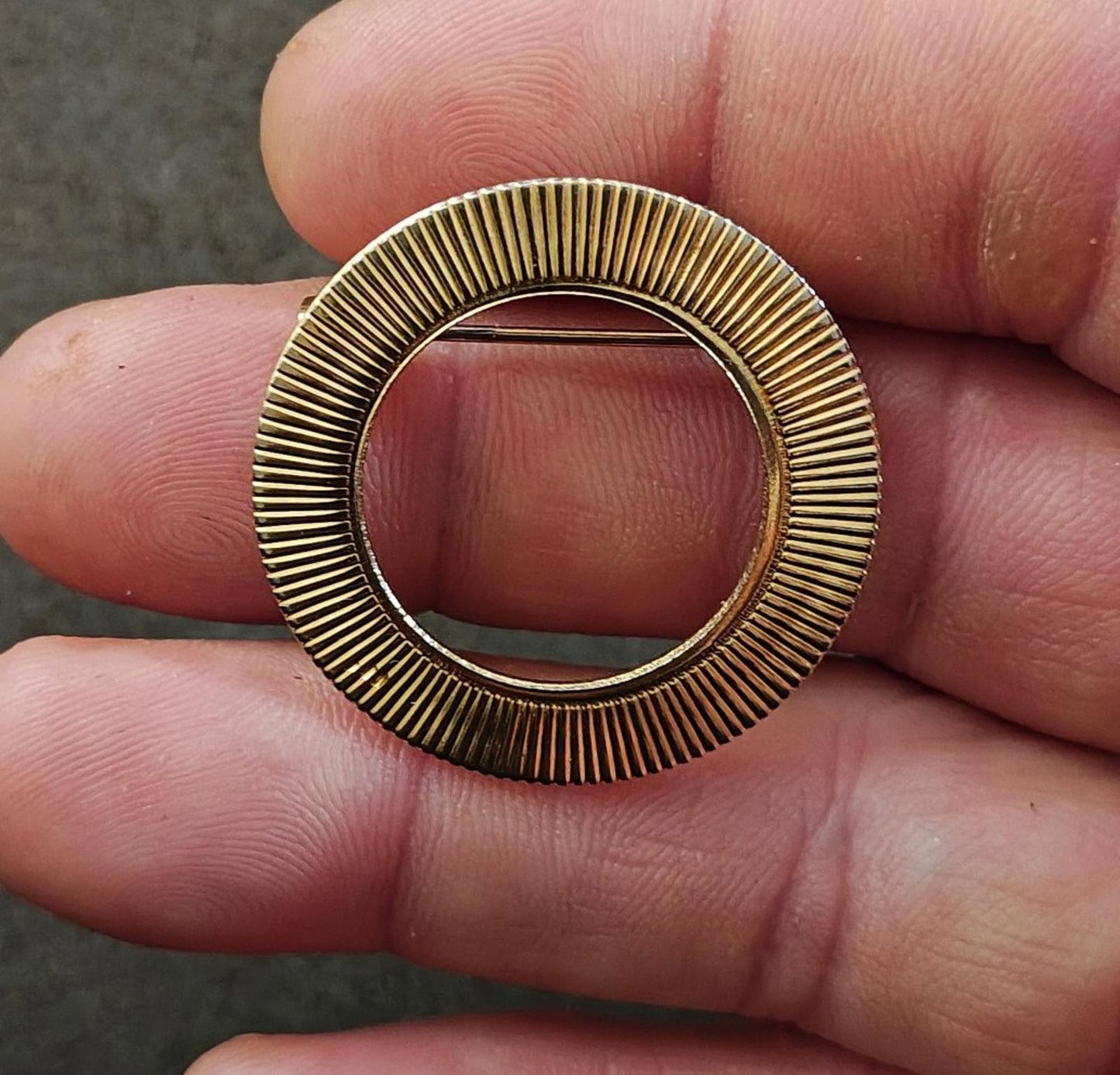 1980s Vintage Ribbed  Openwork Circle Gold Tone Brooch Pin