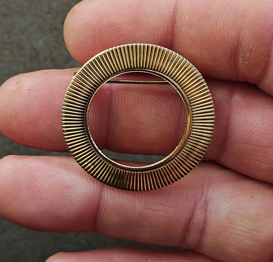 1980s Vintage Ribbed  Openwork Circle Gold Tone Brooch Pin
