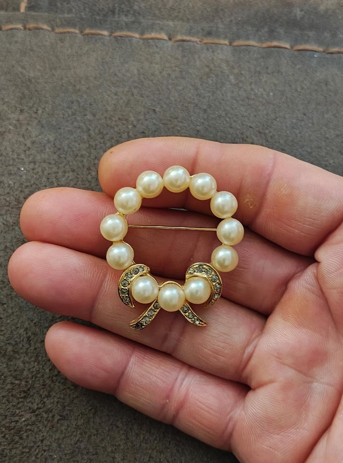 1960s Faux Pearls and Clear Rhinestones Wreath Bow Gold Tone Brooch Pin