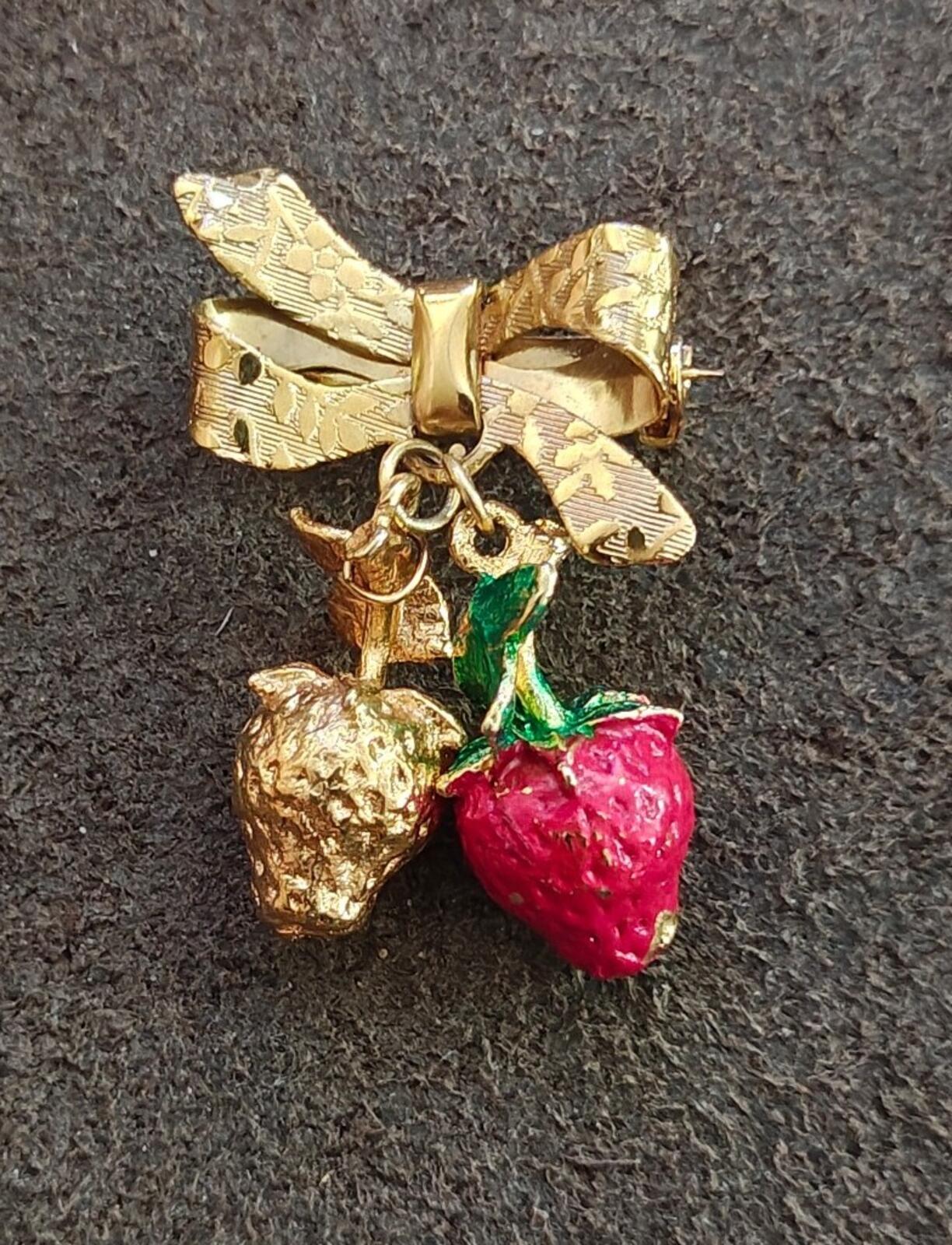 1970s/80s Sweet Strawberry Textured Gold Tone  Dangle Enamel Brooch