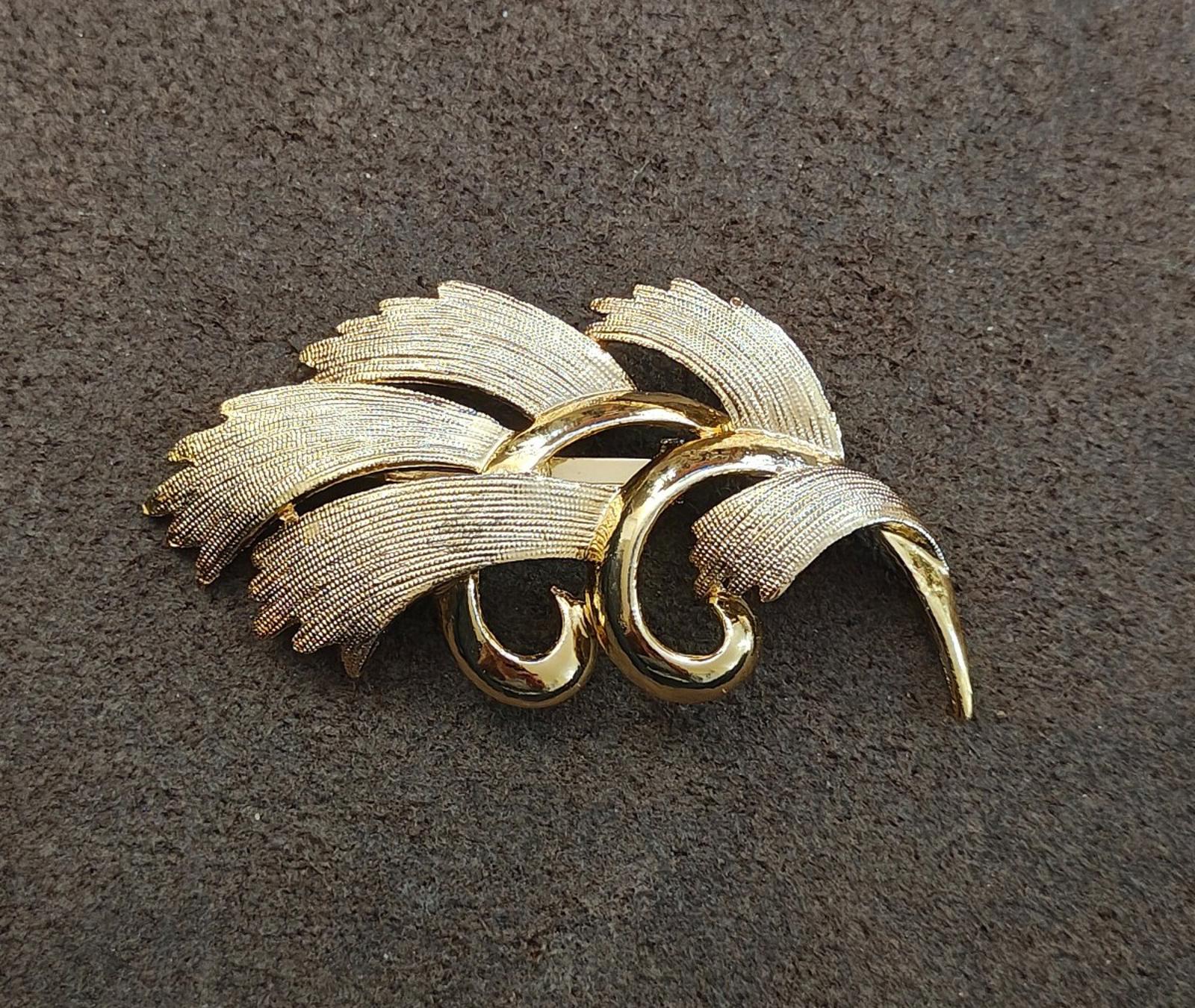 Vintage Gold Tone Abstract Textured Leaf Brooch Pin