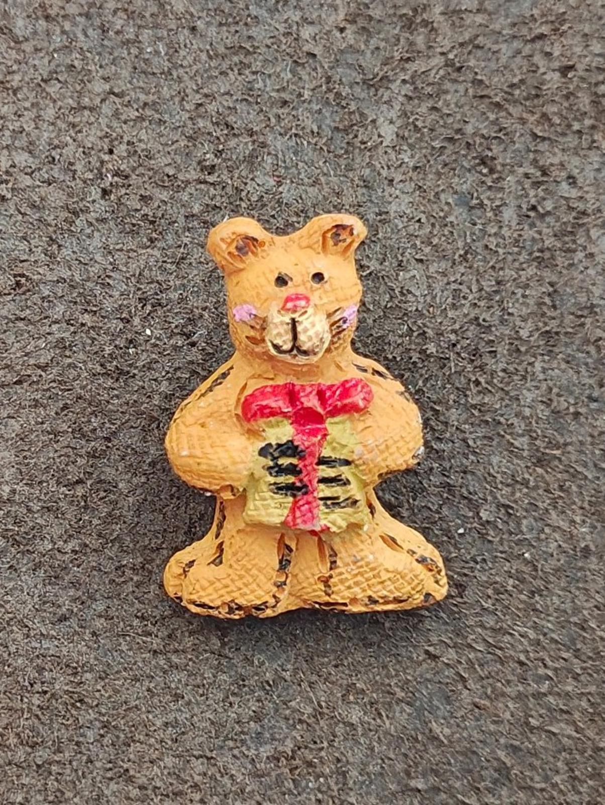 1980s Handpainted Textured Cat Holding a Christmas Present Brooch