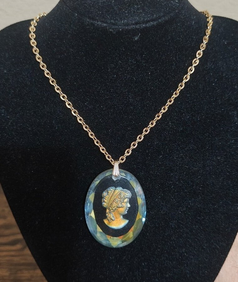 1950s Gilded Glass Cameo Pendant Necklace
