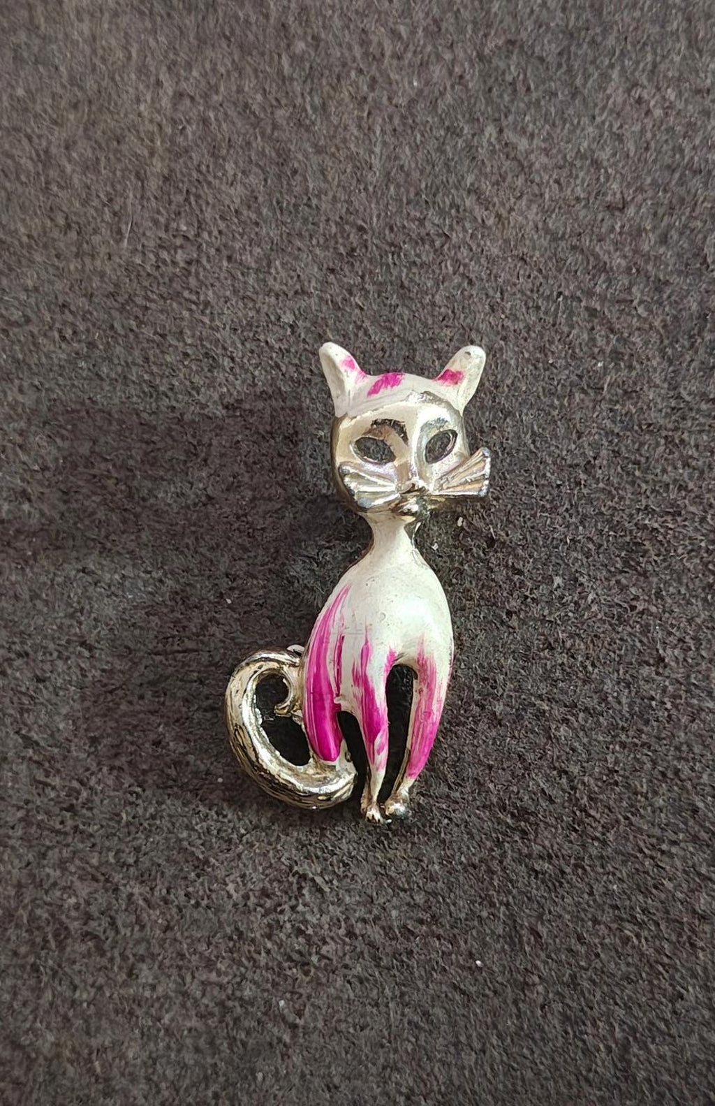 1960s Vintage Silver Tone Cat With White And Pink Enamel Brooch Pin.