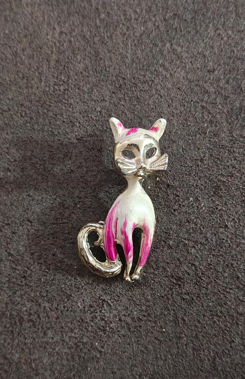 1960s Vintage Silver Tone Cat With White And Pink Enamel Brooch Pin.