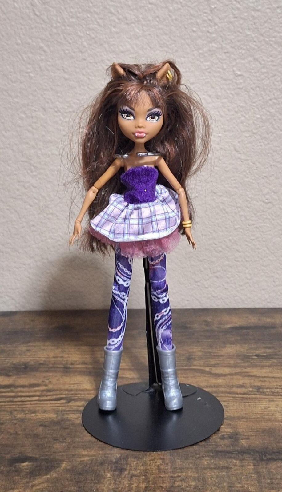 2008 Monster High Clawdeen Wolf With Purple & Pink Outfit.