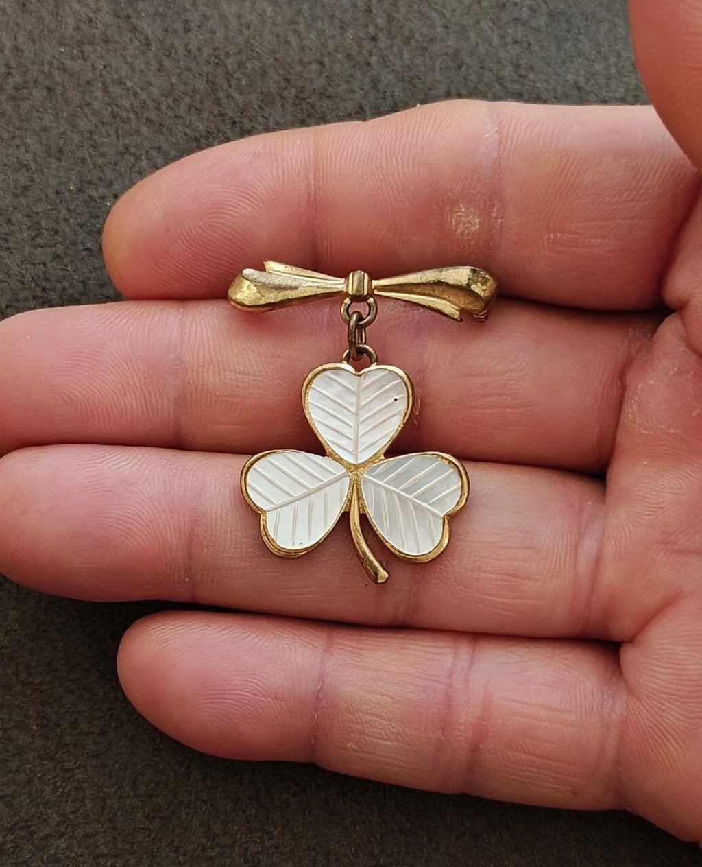 1950s/60s White Guilloche Enamel Shamrock Gold Tone Brooch Tone Bow Brooch - Trinketmania-LV