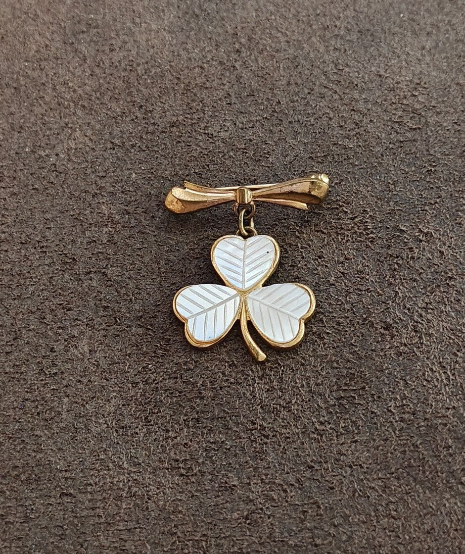 1950s/60s White Guilloche Enamel Shamrock Gold Tone Brooch Tone Bow Brooch - Trinketmania-LV