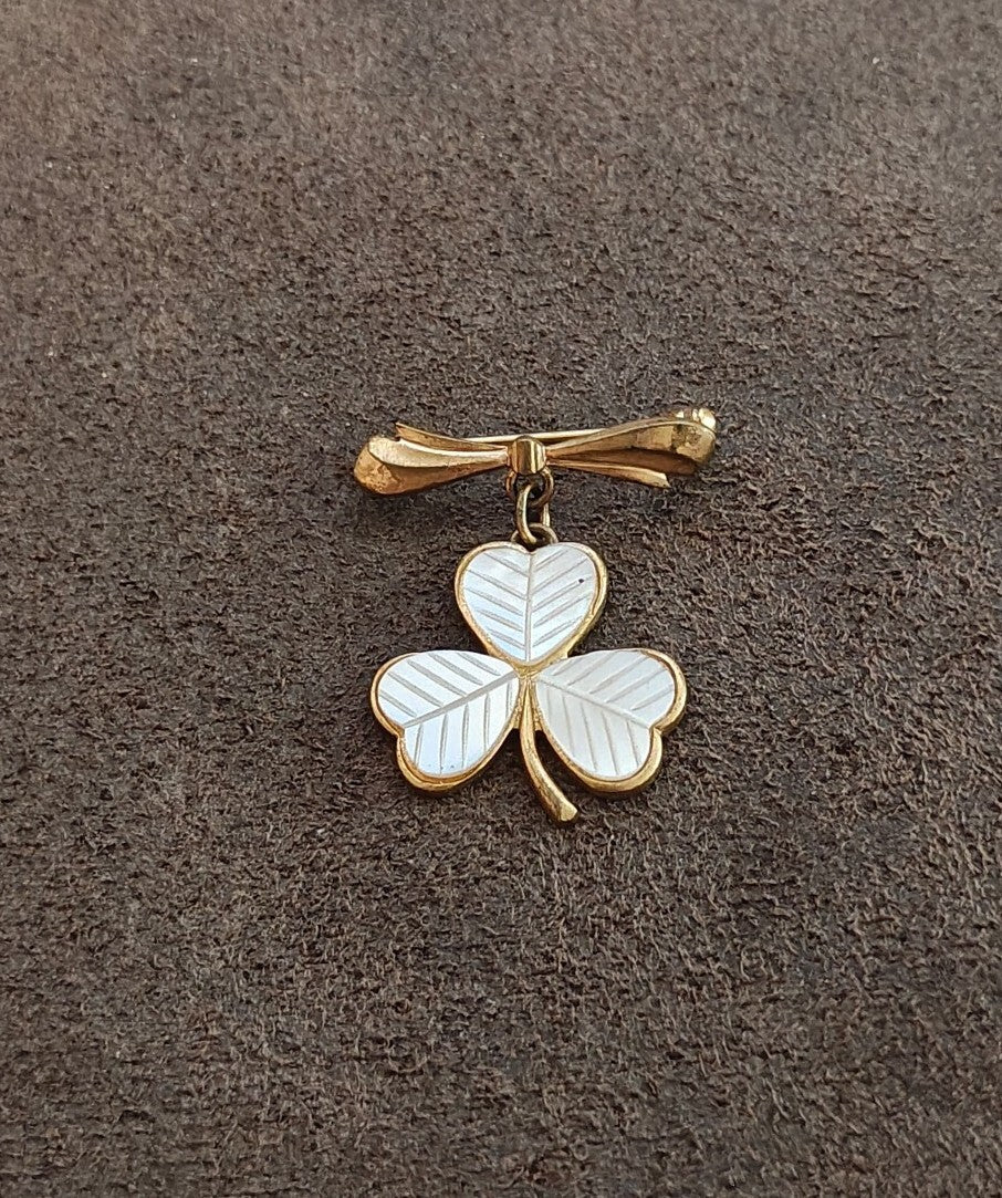 1950s/60s White Guilloche Enamel Shamrock Gold Tone Brooch Tone Bow Brooch - Trinketmania-LV