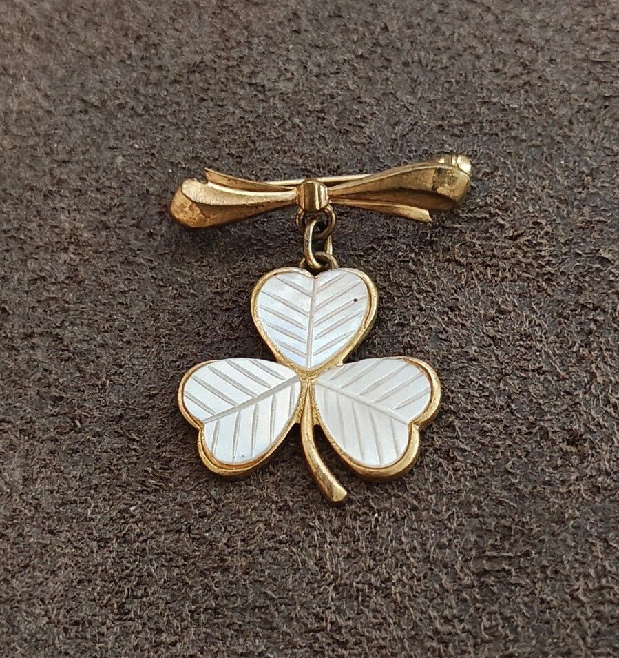 1950s/60s White Guilloche Enamel Shamrock Gold Tone Brooch Tone Bow Brooch - Trinketmania-LV