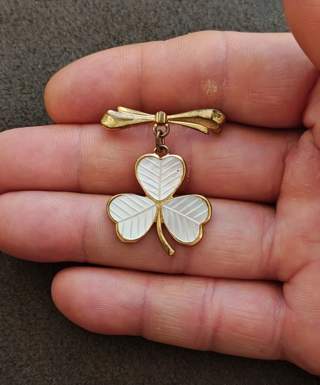 1950s/60s White Guilloche Enamel Shamrock Gold Tone Brooch Tone Bow Brooch - Trinketmania-LV