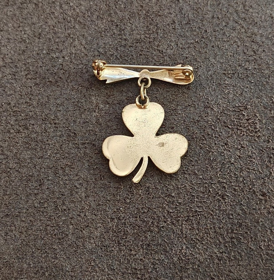 1950s/60s White Guilloche Enamel Shamrock Gold Tone Brooch Tone Bow Brooch - Trinketmania-LV