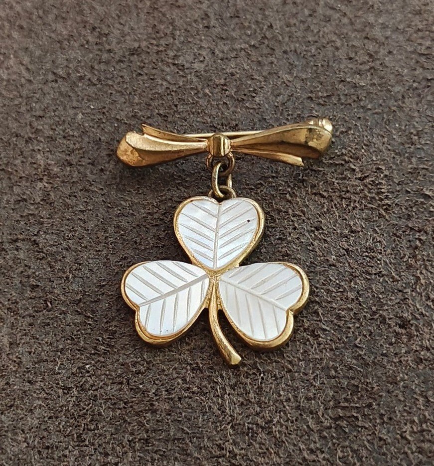1950s/60s White Guilloche Enamel Shamrock Gold Tone Brooch Tone Bow Brooch - Trinketmania-LV