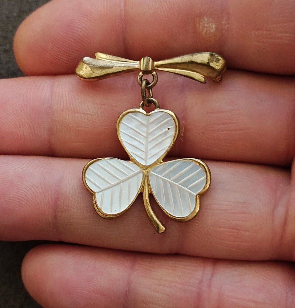 1950s/60s White Guilloche Enamel Shamrock Gold Tone Brooch Tone Bow Brooch - Trinketmania-LV