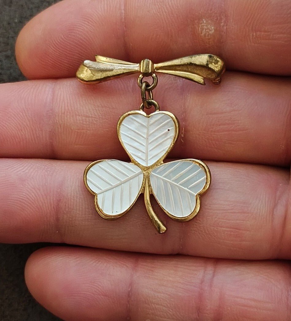 1950s/60s White Guilloche Enamel Shamrock Gold Tone Brooch Tone Bow Brooch - Trinketmania-LV