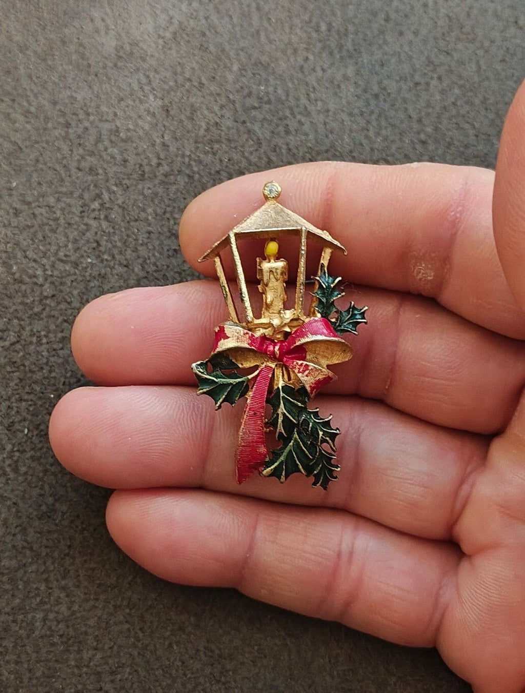 1960s/70s Roma Christmas Streetlight Lantern Holly Gold Tone Enamel Brooch - Trinketmania-LV