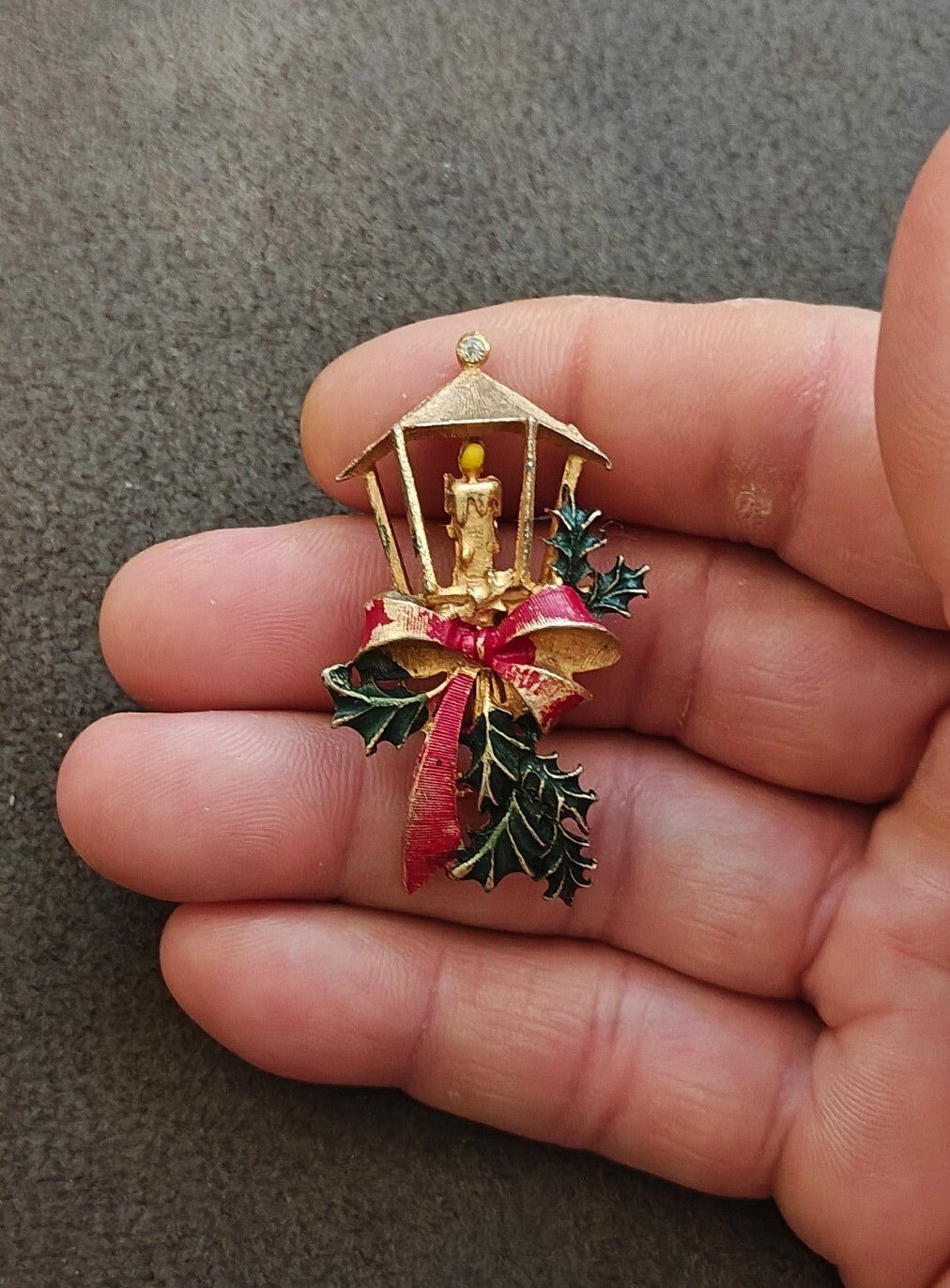 1960s/70s Roma Christmas Streetlight Lantern Holly Gold Tone Enamel Brooch - Trinketmania-LV