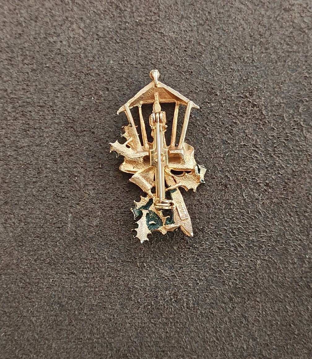 1960s/70s Roma Christmas Streetlight Lantern Holly Gold Tone Enamel Brooch - Trinketmania-LV