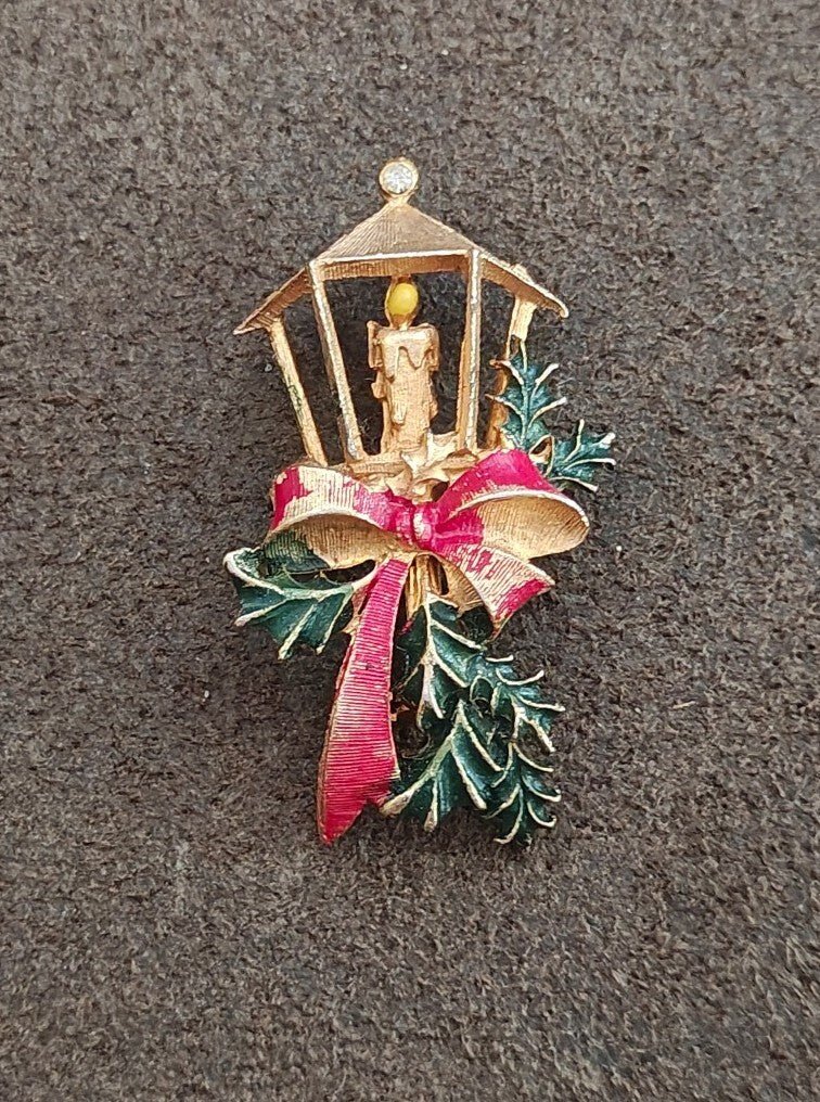 1960s/70s Roma Christmas Streetlight Lantern Holly Gold Tone Enamel Brooch - Trinketmania-LV