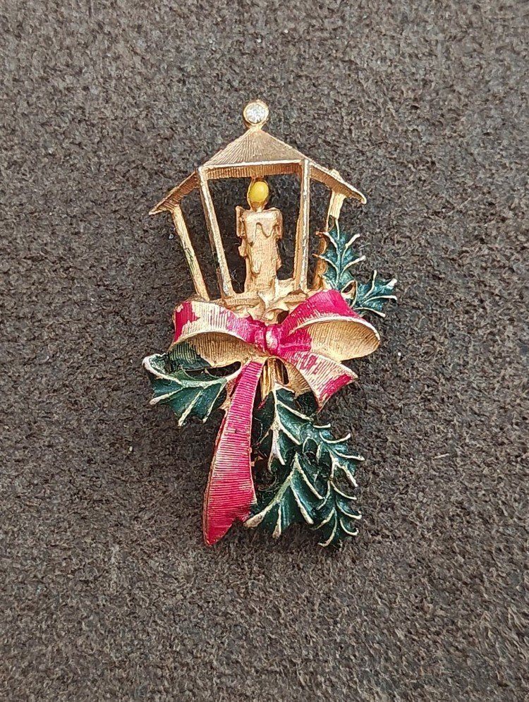 1960s/70s Roma Christmas Streetlight Lantern Holly Gold Tone Enamel Brooch - Trinketmania-LV