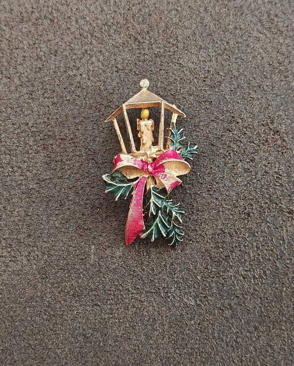1960s/70s Roma Christmas Streetlight Lantern Holly Gold Tone Enamel Brooch - Trinketmania-LV