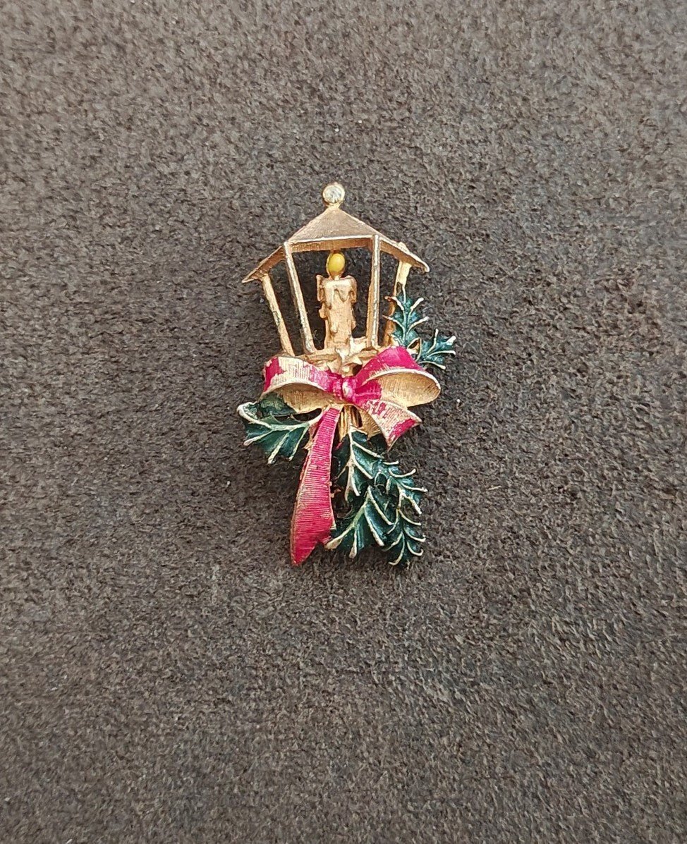 1960s/70s Roma Christmas Streetlight Lantern Holly Gold Tone Enamel Brooch - Trinketmania-LV